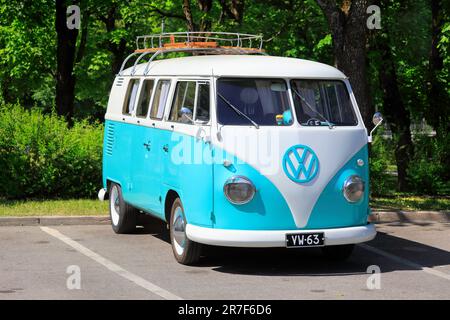 Volkswagen Typ 2 (T1) Transporter Jahr 1963, 1. Generation mit geteilter Windschutzscheibe, auch Microbus oder Kombi genannt, geparkt. Salo, Finnland. 11. Juni 23. Stockfoto