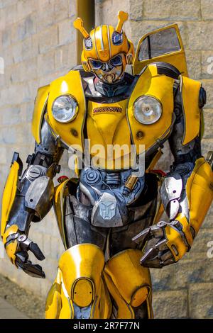 HARROGATE, GROSSBRITANNIEN - 3. JUNI 2023. Ein männlicher Cosplayer, verkleidet als Transformer Bumblebee bei einem britischen Comic Stockfoto