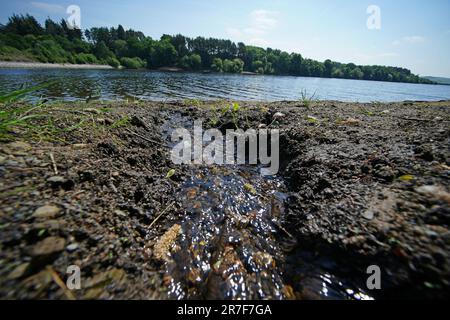 Wayhoh Reservoir in Edgworth, Lancashire. In England hat es in den letzten drei Wochen fast nicht geregnet, während viele Flüsse im Norden und in den West Midlands besonders oder außergewöhnlich niedrig sind, wie neue Zahlen zeigen. Im Südosten und Nordosten ist seit Mai 31 weniger als ein Millimeter gefallen, und der Rest Englands sieht überhaupt keinen Regen. Foto: Donnerstag, 8. Juni 2023. Stockfoto