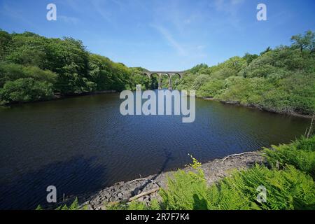 Wayhoh Reservoir in Edgworth, Lancashire. In England hat es in den letzten drei Wochen fast nicht geregnet, während viele Flüsse im Norden und in den West Midlands besonders oder außergewöhnlich niedrig sind, wie neue Zahlen zeigen. Im Südosten und Nordosten ist seit Mai 31 weniger als ein Millimeter gefallen, und der Rest Englands sieht überhaupt keinen Regen. Foto: Donnerstag, 8. Juni 2023. Stockfoto