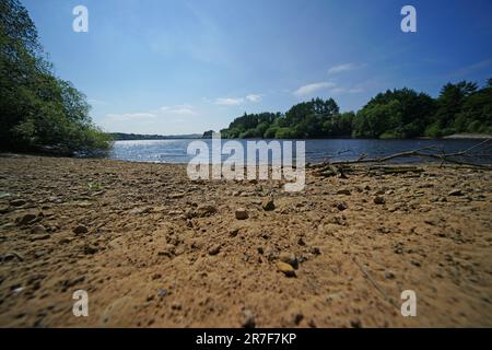 Wayhoh Reservoir in Edgworth, Lancashire. In England hat es in den letzten drei Wochen fast nicht geregnet, während viele Flüsse im Norden und in den West Midlands besonders oder außergewöhnlich niedrig sind, wie neue Zahlen zeigen. Im Südosten und Nordosten ist seit Mai 31 weniger als ein Millimeter gefallen, und der Rest Englands sieht überhaupt keinen Regen. Foto: Donnerstag, 8. Juni 2023. Stockfoto