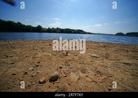 Wayhoh Reservoir in Edgworth, Lancashire. In England hat es in den letzten drei Wochen fast nicht geregnet, während viele Flüsse im Norden und in den West Midlands besonders oder außergewöhnlich niedrig sind, wie neue Zahlen zeigen. Im Südosten und Nordosten ist seit Mai 31 weniger als ein Millimeter gefallen, und der Rest Englands sieht überhaupt keinen Regen. Foto: Donnerstag, 8. Juni 2023. Stockfoto