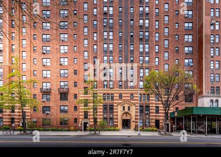 New York, USA - 25. April 2023: Wohnkomplex London Terrace in New York City, im Chelsea-Abschnitt im Westen Manhattans Stockfoto