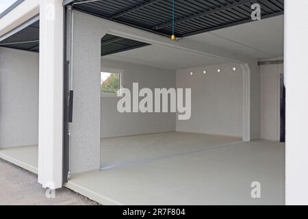 Innenansicht einer neuen Doppelgarage Stockfoto