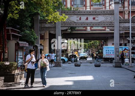 (230615) -- WUHAN, 15. Juni 2023 (Xinhua) -- Touristen besuchen die Jiqing-Straße des historischen Viertels Hankou in Wuhan, der zentralchinesischen Provinz Hubei, 6. Juni 2023. Auf einer Fläche von 6,02 Quadratkilometern bietet das historische Viertel Hankou im Herzen der Altstadt von Wuhan eine Fülle an historischem und kulturellem Erbe. In den letzten Jahren hat die Stadt Wuhan viele Stadterneuerungsprojekte durchgeführt, um die veralteten Gebäude dieser Gegend zu revitalisieren. Das historische Gebiet hat durch diese Bemühungen erhebliche Veränderungen erfahren. (Xinhua/Wu Zhizun) Stockfoto