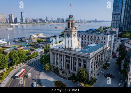 (230615) -- WUHAN, 15. Juni 2023 (Xinhua) -- Dieses Luftfoto wurde am 6. Juni 2023 aufgenommen und zeigt das Hankow Zollhaus in Wuhan, der zentralchinesischen Provinz Hubei. Auf einer Fläche von 6,02 Quadratkilometern bietet das historische Viertel Hankou im Herzen der Altstadt von Wuhan eine Fülle an historischem und kulturellem Erbe. In den letzten Jahren hat die Stadt Wuhan viele Stadterneuerungsprojekte durchgeführt, um die veralteten Gebäude dieser Gegend zu revitalisieren. Das historische Gebiet hat durch diese Bemühungen erhebliche Veränderungen erfahren. (Xinhua/Wu Zhizun) Stockfoto