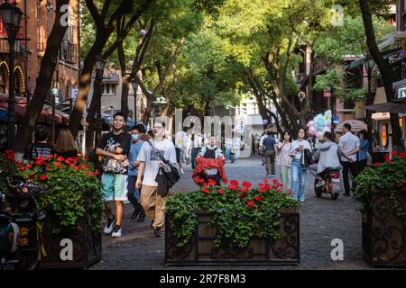 (230615) -- WUHAN, 15. Juni 2023 (Xinhua) -- Touristen besuchen die Lihuangpi-Straße von Hankou in Wuhan, der zentralchinesischen Provinz Hubei, 6. Juni 2023. Auf einer Fläche von 6,02 Quadratkilometern bietet das historische Viertel Hankou im Herzen der Altstadt von Wuhan eine Fülle an historischem und kulturellem Erbe. In den letzten Jahren hat die Stadt Wuhan viele Stadterneuerungsprojekte durchgeführt, um die veralteten Gebäude dieser Gegend zu revitalisieren. Das historische Gebiet hat durch diese Bemühungen erhebliche Veränderungen erfahren. (Xinhua/Wu Zhizun) Stockfoto