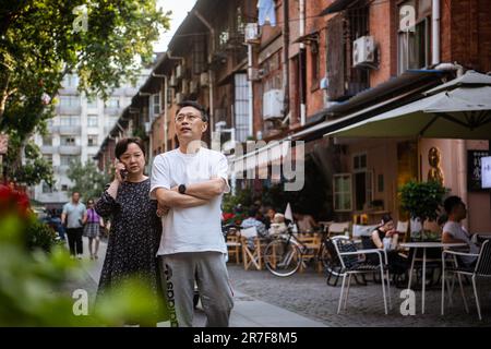 (230615) -- WUHAN, 15. Juni 2023 (Xinhua) -- Touristen besuchen die Lihuangpi-Straße von Hankou in Wuhan, der zentralchinesischen Provinz Hubei, 6. Juni 2023. Auf einer Fläche von 6,02 Quadratkilometern bietet das historische Viertel Hankou im Herzen der Altstadt von Wuhan eine Fülle an historischem und kulturellem Erbe. In den letzten Jahren hat die Stadt Wuhan viele Stadterneuerungsprojekte durchgeführt, um die veralteten Gebäude dieser Gegend zu revitalisieren. Das historische Gebiet hat durch diese Bemühungen erhebliche Veränderungen erfahren. (Xinhua/Wu Zhizun) Stockfoto