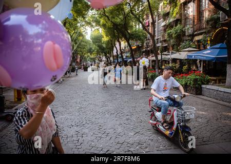 (230615) -- WUHAN, 15. Juni 2023 (Xinhua) -- Touristen besuchen die Lihuangpi-Straße von Hankou in Wuhan, der zentralchinesischen Provinz Hubei, 6. Juni 2023. Auf einer Fläche von 6,02 Quadratkilometern bietet das historische Viertel Hankou im Herzen der Altstadt von Wuhan eine Fülle an historischem und kulturellem Erbe. In den letzten Jahren hat die Stadt Wuhan viele Stadterneuerungsprojekte durchgeführt, um die veralteten Gebäude dieser Gegend zu revitalisieren. Das historische Gebiet hat durch diese Bemühungen erhebliche Veränderungen erfahren. (Xinhua/Wu Zhizun) Stockfoto