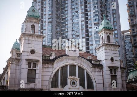 (230615) -- WUHAN, 15. Juni 2023 (Xinhua) -- Dieses Foto wurde am 6. Juni 2023 aufgenommen und zeigt einen Bahnhof von Hankou historischem Gebiet in Wuhan, der zentralchinesischen Provinz Hubei. Auf einer Fläche von 6,02 Quadratkilometern bietet das historische Viertel Hankou im Herzen der Altstadt von Wuhan eine Fülle an historischem und kulturellem Erbe. In den letzten Jahren hat die Stadt Wuhan viele Stadterneuerungsprojekte durchgeführt, um die veralteten Gebäude dieser Gegend zu revitalisieren. Das historische Gebiet hat durch diese Bemühungen erhebliche Veränderungen erfahren. (Xinhua/Wu Zhizun) Stockfoto