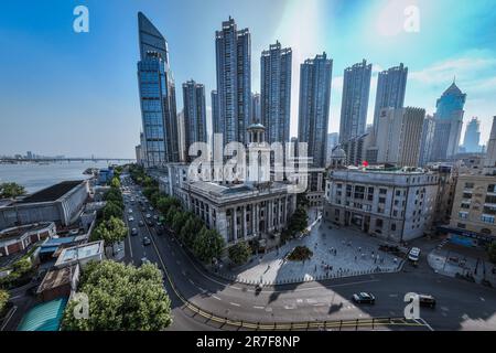 Wuhan, China. 6. Juni 2023. Dieses am 6. Juni 2023 aufgenommene Luftgenähte Foto zeigt das Hankow Zollhaus in Wuhan, der zentralchinesischen Provinz Hubei. Auf einer Fläche von 6,02 Quadratkilometern bietet das historische Viertel Hankou im Herzen der Altstadt von Wuhan eine Fülle an historischem und kulturellem Erbe. In den letzten Jahren hat die Stadt Wuhan viele Stadterneuerungsprojekte durchgeführt, um die veralteten Gebäude dieser Gegend zu revitalisieren. Das historische Gebiet hat durch diese Bemühungen erhebliche Veränderungen erfahren. Kredit: Wu Zhizun/Xinhua/Alamy Live News Stockfoto