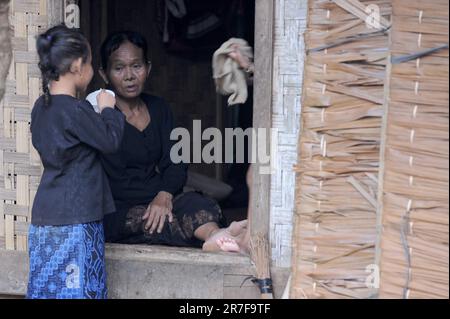 13. Juni 2023, Ciboleger, Banten, INDONESIEN: Tägliches Leben der Baduy-Menschen ohne Strom zu Hause und leben einfach durch Internet-Unterstützung beim Betreten des Dorfes Baduy, in Ciboleger, Banten, am 14 2022. Juni. Vor einiger Zeit hat eine traditionelle Einrichtung in Baduy darum gebeten, dass das Internetsignal in dem Gebiet abgeschafft wird, weil Geräte wie Smartphones und Kameras im inneren Baduy und in bestimmten Gebieten im äußeren Baduy nicht verwendet werden dürfen, weil viele Baduy-Gebiete verboten sind. Sie können nicht überall verbreitet werden, und es gibt eine Menge von Baduy-bezogenen Inhalten Stockfoto