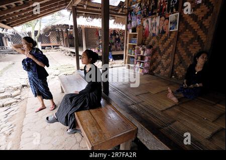 13. Juni 2023, Ciboleger, Banten, INDONESIEN: Tägliches Leben der Baduy-Menschen ohne Strom zu Hause und leben einfach durch Internet-Unterstützung beim Betreten des Dorfes Baduy, in Ciboleger, Banten, am 14 2022. Juni. Vor einiger Zeit hat eine traditionelle Einrichtung in Baduy darum gebeten, dass das Internetsignal in dem Gebiet abgeschafft wird, weil Geräte wie Smartphones und Kameras im inneren Baduy und in bestimmten Gebieten im äußeren Baduy nicht verwendet werden dürfen, weil viele Baduy-Gebiete verboten sind. Sie können nicht überall verbreitet werden, und es gibt eine Menge von Baduy-bezogenen Inhalten Stockfoto