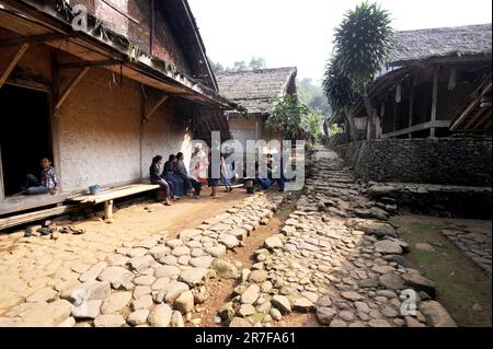 13. Juni 2023, Ciboleger, Banten, INDONESIEN: Tägliches Leben der Baduy-Menschen ohne Strom zu Hause und leben einfach durch Internet-Unterstützung beim Betreten des Dorfes Baduy, in Ciboleger, Banten, am 14 2022. Juni. Vor einiger Zeit hat eine traditionelle Einrichtung in Baduy darum gebeten, dass das Internetsignal in dem Gebiet abgeschafft wird, weil Geräte wie Smartphones und Kameras im inneren Baduy und in bestimmten Gebieten im äußeren Baduy nicht verwendet werden dürfen, weil viele Baduy-Gebiete verboten sind. Sie können nicht überall verbreitet werden, und es gibt eine Menge von Baduy-bezogenen Inhalten Stockfoto