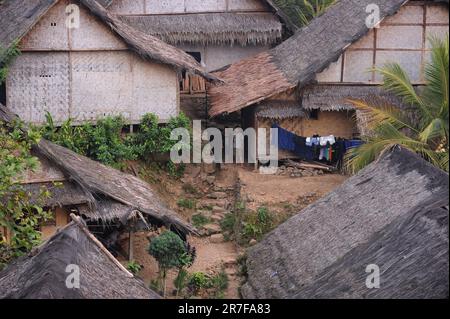 13. Juni 2023, Ciboleger, Banten, INDONESIEN: Tägliches Leben der Baduy-Menschen ohne Strom zu Hause und leben einfach durch Internet-Unterstützung beim Betreten des Dorfes Baduy, in Ciboleger, Banten, am 14 2022. Juni. Vor einiger Zeit hat eine traditionelle Einrichtung in Baduy darum gebeten, dass das Internetsignal in dem Gebiet abgeschafft wird, weil Geräte wie Smartphones und Kameras im inneren Baduy und in bestimmten Gebieten im äußeren Baduy nicht verwendet werden dürfen, weil viele Baduy-Gebiete verboten sind. Sie können nicht überall verbreitet werden, und es gibt eine Menge von Baduy-bezogenen Inhalten Stockfoto