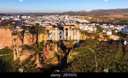4K uhr Luftaufnahme der mittelalterlichen Stadt Ronda, Spanien. Stockfoto