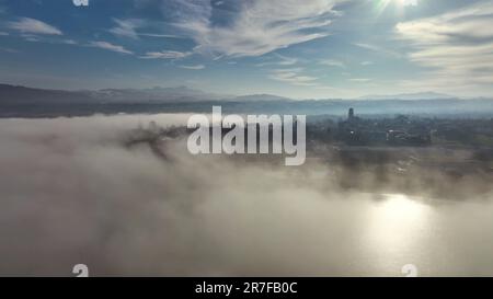 Blick aus der Vogelperspektive auf Arbon, eine Stadt am Bodensee, Blick auf die Schweiz bei Sonnenuntergang Stockfoto