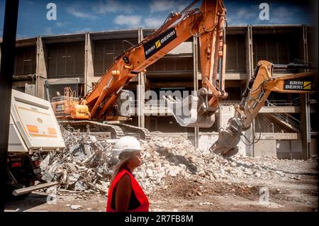 15. Juni 2023, Barcelona, Spanien: Während der ersten Phase des Umbaus des Fußballstadions werden Teilabrissarbeiten im FC Barcelona Spotify Camp Nou durchgeführt. Kredit: Jordi Boixareu/Alamy Live News Stockfoto