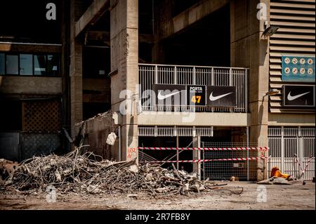 15. Juni 2023, Barcelona, Spanien: Während der ersten Phase des Umbaus des Fußballstadions werden Teilabrissarbeiten im FC Barcelona Spotify Camp Nou durchgeführt. Kredit: Jordi Boixareu/Alamy Live News Stockfoto