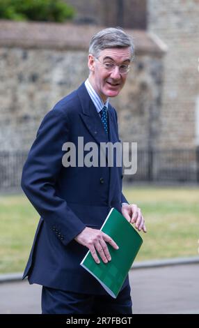 London, England, Großbritannien. 15. Juni 2023. DIE konservative Abgeordnete JACOB REES-MOGG spricht in Westminster vor der Presse, während sie auf den Bericht des Sonderausschusses über den ehemaligen Premierminister Boris Johnson reagiert. (Kreditbild: © Tayfun Salci/ZUMA Press Wire) NUR REDAKTIONELLE VERWENDUNG! Nicht für den kommerziellen GEBRAUCH! Stockfoto