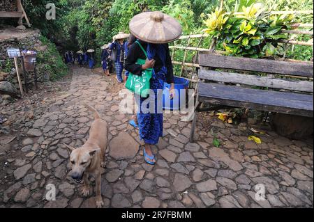 13. Juni 2023, Ciboleger, Banten, INDONESIEN: Tägliches Leben der Baduy-Menschen ohne Strom zu Hause und leben einfach durch Internet-Unterstützung beim Betreten des Dorfes Baduy, in Ciboleger, Banten, am 14 2022. Juni. Vor einiger Zeit hat eine traditionelle Einrichtung in Baduy darum gebeten, dass das Internetsignal in dem Gebiet abgeschafft wird, weil Geräte wie Smartphones und Kameras im inneren Baduy und in bestimmten Gebieten im äußeren Baduy nicht verwendet werden dürfen, weil viele Baduy-Gebiete verboten sind. Sie können nicht überall verbreitet werden, und es gibt eine Menge von Baduy-bezogenen Inhalten Stockfoto