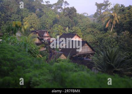 13. Juni 2023, Ciboleger, Banten, INDONESIEN: Tägliches Leben der Baduy-Menschen ohne Strom zu Hause und leben einfach durch Internet-Unterstützung beim Betreten des Dorfes Baduy, in Ciboleger, Banten, am 14 2022. Juni. Vor einiger Zeit hat eine traditionelle Einrichtung in Baduy darum gebeten, dass das Internetsignal in dem Gebiet abgeschafft wird, weil Geräte wie Smartphones und Kameras im inneren Baduy und in bestimmten Gebieten im äußeren Baduy nicht verwendet werden dürfen, weil viele Baduy-Gebiete verboten sind. Sie können nicht überall verbreitet werden, und es gibt eine Menge von Baduy-bezogenen Inhalten Stockfoto