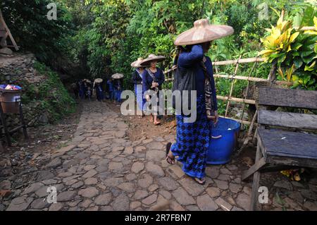 13. Juni 2023, Ciboleger, Banten, INDONESIEN: Tägliches Leben der Baduy-Menschen ohne Strom zu Hause und leben einfach durch Internet-Unterstützung beim Betreten des Dorfes Baduy, in Ciboleger, Banten, am 14 2022. Juni. Vor einiger Zeit hat eine traditionelle Einrichtung in Baduy darum gebeten, dass das Internetsignal in dem Gebiet abgeschafft wird, weil Geräte wie Smartphones und Kameras im inneren Baduy und in bestimmten Gebieten im äußeren Baduy nicht verwendet werden dürfen, weil viele Baduy-Gebiete verboten sind. Sie können nicht überall verbreitet werden, und es gibt eine Menge von Baduy-bezogenen Inhalten Stockfoto