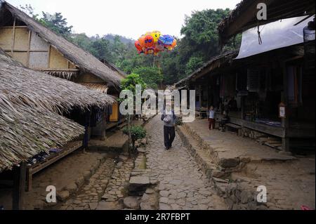 13. Juni 2023, Ciboleger, Banten, INDONESIEN: Tägliches Leben der Baduy-Menschen ohne Strom zu Hause und leben einfach durch Internet-Unterstützung beim Betreten des Dorfes Baduy, in Ciboleger, Banten, am 14 2022. Juni. Vor einiger Zeit hat eine traditionelle Einrichtung in Baduy darum gebeten, dass das Internetsignal in dem Gebiet abgeschafft wird, weil Geräte wie Smartphones und Kameras im inneren Baduy und in bestimmten Gebieten im äußeren Baduy nicht verwendet werden dürfen, weil viele Baduy-Gebiete verboten sind. Sie können nicht überall verbreitet werden, und es gibt eine Menge von Baduy-bezogenen Inhalten Stockfoto