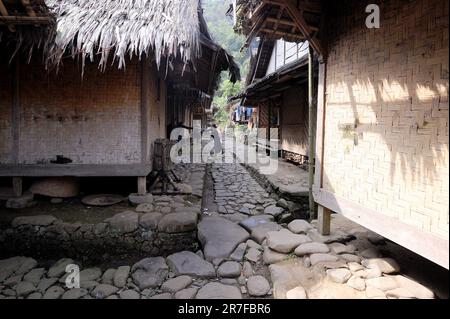 13. Juni 2023, Ciboleger, Banten, INDONESIEN: Tägliches Leben der Baduy-Menschen ohne Strom zu Hause und leben einfach durch Internet-Unterstützung beim Betreten des Dorfes Baduy, in Ciboleger, Banten, am 14 2022. Juni. Vor einiger Zeit hat eine traditionelle Einrichtung in Baduy darum gebeten, dass das Internetsignal in dem Gebiet abgeschafft wird, weil Geräte wie Smartphones und Kameras im inneren Baduy und in bestimmten Gebieten im äußeren Baduy nicht verwendet werden dürfen, weil viele Baduy-Gebiete verboten sind. Sie können nicht überall verbreitet werden, und es gibt eine Menge von Baduy-bezogenen Inhalten Stockfoto