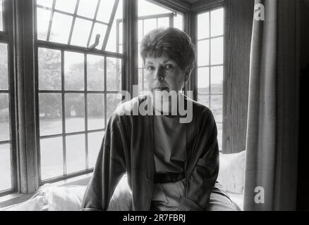 Ruth Rendell, Bestsellerin der englischen Kriminalschriftstellerin in ihrem Haus in Suffolk in den späten 1980er. Stockfoto