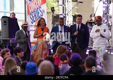 New York, New York: 15. Juni 2023, Chance the Rapper in der Today Show. 15. Juni 2023, New York, USA: Chance the Rapper trat heute in der Today Show hier auf der Rockefeller Plaza auf. Er ist Rapper, Sänger, Songwriter und Schauspieler aus Chicago, Illinois. Mit seinen Mixtapes „10 Day“ und „Acid Rap“ in den Jahren 2012 und 2013 wurde er berühmt. 2017 gewann er drei Grammy Awards für sein Album ''Coloring Book '', das das erste nur Streaming-Album war, das einen Grammy gewann. Er sang seine anderen beliebten Lieder wie Cocoa Butter Kisses and No Problem. (Bild: © Jorge Estrellado/TheNEWS2 Via ZU Stockfoto