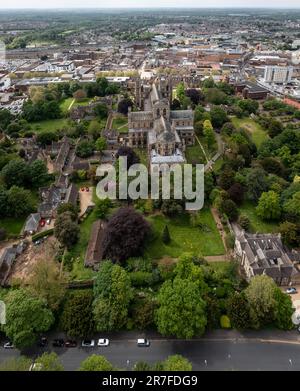 PETERBOROUGH CATHEDRAL, GROSSBRITANNIEN - 17. MAI 2023. Ein unvergleichlicher Blick auf die antike Architektur der Peterborough Kathedrale und die umliegenden Anlagen Stockfoto