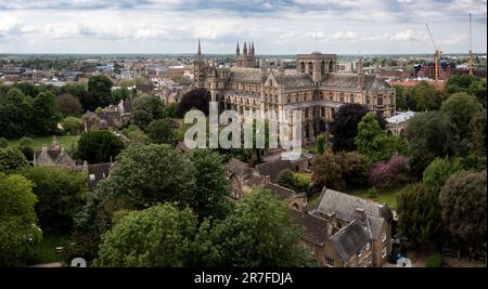 PETERBOROUGH CATHEDRAL, GROSSBRITANNIEN - 17. MAI 2023. Ein Panoramablick aus der Vogelperspektive auf die antike Architektur der Peterborough-Kathedrale und die umliegende Gro Stockfoto