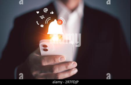 Smartphone mit Benachrichtigung, Hand eines jungen Unternehmens mit Mobiltelefon mit Klingelton für Online-Benachrichtigung, Online-Kommunikationskonzept. Stockfoto