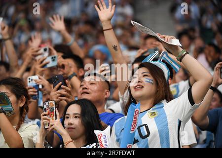 Peking, China. 15. Juni 2023. Fans sehen sich eine internationale Fußballeinladung zwischen Argentinien und Australien in Peking, der chinesischen Hauptstadt, am 15. Juni 2023 an. Kredit: Ju Huanzong/Xinhua/Alamy Live News Stockfoto