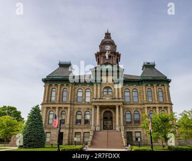 Millersburg, Ohio, USA - 16. Mai. 2023: Holmes Country Courthouse, 1885 erbaut. Stockfoto