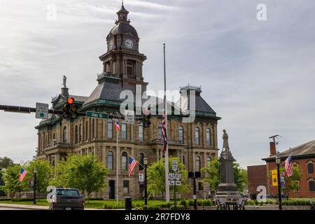 Millersburg, Ohio, USA - 16. Mai. 2023: Holmes Country Courthouse, 1885 erbaut. Stockfoto