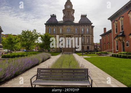 Millersburg, Ohio, USA - 16. Mai. 2023: Holmes Country Courthouse, 1885 erbaut. Stockfoto