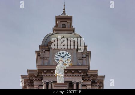 Millersburg, Ohio, USA - 16. Mai. 2023: Nahaufnahme der restaurierten Lady Justice im Gerichtsgebäude von Holmes County. Stockfoto