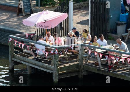 Henley on Thames, Oxfordshire, Großbritannien. 14. Juni 2023. Leute, die vor dem Angel Pub sitzen. Die Stadt Henley on Thames in Oxfordshire bereitet sich auf die diesjährige berühmte Henley Royal Regatta on the River Thames vor. Die Bootszelte befinden sich neben dem Leander Club und die Juryplattformen an der Ziellinie der Themse wurden installiert. Ruder aus der ganzen Welt nehmen vom 27. Juni bis zum 1. Juli dieses Jahres an der berühmten Regatta Teil. Kredit: Maureen McLean/Alamy Live News Stockfoto