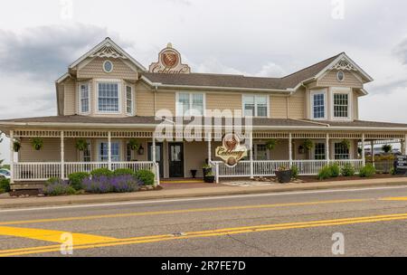 Walnut Creek, Ohio, USA - Mai 16.: Die Coblentz Chocolate Company im Amish Country von Ohio ist ein hübsches viktorialisches Haus. Stockfoto