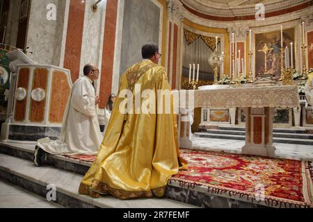 Prozession durch die Straßen des historischen Zentrums der Priester, Nonnen, Gläubigen und religiösen Erzkonfrontäten zur Feier des Corpus Domini am 11. Juni 2023. Die Heiligkeit des Heiligen Körpers und des Blutes Christi oder, vor der liturgischen Reform von 1969, Festum SS.mi Corporis Christi, allgemein bekannt unter dem lateinischen Ausdruck Corpus Christi, ist eine der wichtigsten Feierlichkeiten des liturgischen Jahres der katholischen Kirche. (Foto: Pasquale Senatore/Pacific Press/Sipa USA) Stockfoto