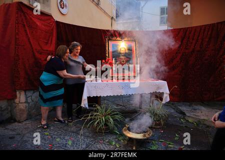 Prozession durch die Straßen des historischen Zentrums der Priester, Nonnen, Gläubigen und religiösen Erzkonfrontäten zur Feier des Corpus Domini am 11. Juni 2023. Die Heiligkeit des Heiligen Körpers und des Blutes Christi oder, vor der liturgischen Reform von 1969, Festum SS.mi Corporis Christi, allgemein bekannt unter dem lateinischen Ausdruck Corpus Christi, ist eine der wichtigsten Feierlichkeiten des liturgischen Jahres der katholischen Kirche. (Foto: Pasquale Senatore/Pacific Press/Sipa USA) Stockfoto