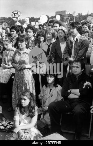 Rock Against Rassismus 1970s London, England 1978. Rock-gegen-Rassismus-Rallye Hyde Park. Die Massen versammeln sich, um die Sprecher zu hören, eine junge Frau hält ein Banner gegen die Nazis. HOMER SYKES AUS DEN 70ER JAHREN Stockfoto