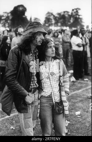 Rock Against Racism 1970s Brockwell, Ein Paar, das Musik im Brockwell Park im Rock Against Racism March and Concert hört. Sie marschierten vom Hyde Park zum Brockwell Park bei Brixton. 70s South London, England 1978 UK HOMER SYKES Stockfoto