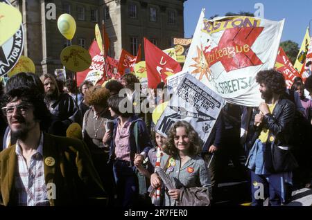 Rock Against Rassismus 1970s London, England 1978. Teenager und junge Erwachsene nehmen an einem Rock Against Rassismus Marsch und Konzert Teil. Sie marschierten vom Hyde Park zum Brockwell Park bei Brixton. HOMER SYKES AUS DEN 70ER JAHREN Stockfoto