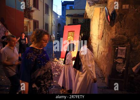 Prozession durch die Straßen des historischen Zentrums der Priester, Nonnen, Gläubigen und religiösen Erzkonfrontäten zur Feier des Corpus Domini am 11. Juni 2023. Die Heiligkeit des Heiligen Körpers und des Blutes Christi oder, vor der liturgischen Reform von 1969, Festum SS.mi Corporis Christi, allgemein bekannt unter dem lateinischen Ausdruck Corpus Christi, ist eine der wichtigsten Feierlichkeiten des liturgischen Jahres der katholischen Kirche. (Foto: Pasquale Senatore/Pacific Press/Sipa USA) Stockfoto