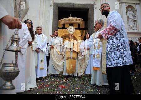 Prozession durch die Straßen des historischen Zentrums der Priester, Nonnen, Gläubigen und religiösen Erzkonfrontäten zur Feier des Corpus Domini am 11. Juni 2023. Die Heiligkeit des Heiligen Körpers und des Blutes Christi oder, vor der liturgischen Reform von 1969, Festum SS.mi Corporis Christi, allgemein bekannt unter dem lateinischen Ausdruck Corpus Christi, ist eine der wichtigsten Feierlichkeiten des liturgischen Jahres der katholischen Kirche. (Foto: Pasquale Senatore/Pacific Press/Sipa USA) Stockfoto