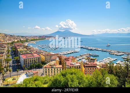 Neapel, Italien. Blick auf den Golf von Neapel vom Posillipo-Hügel mit dem Vesuv weit im Hintergrund. 31. August 2021. Stockfoto