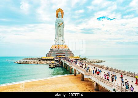 Sanya, Insel Hainan, China - 26. November 2018: Statue der Göttin Guanyin auf dem Territorium des buddhistischen Kulturparks Nanshan Stockfoto